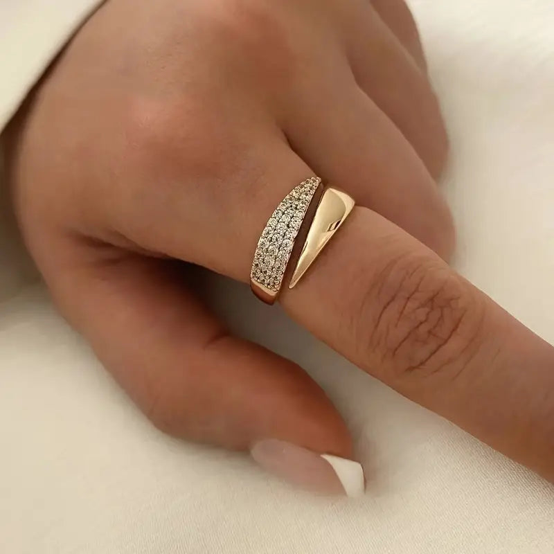 Eleganter Ring mit glitzernden Steinen