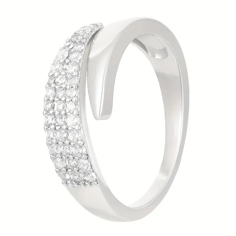 Eleganter Ring mit glitzernden Steinen